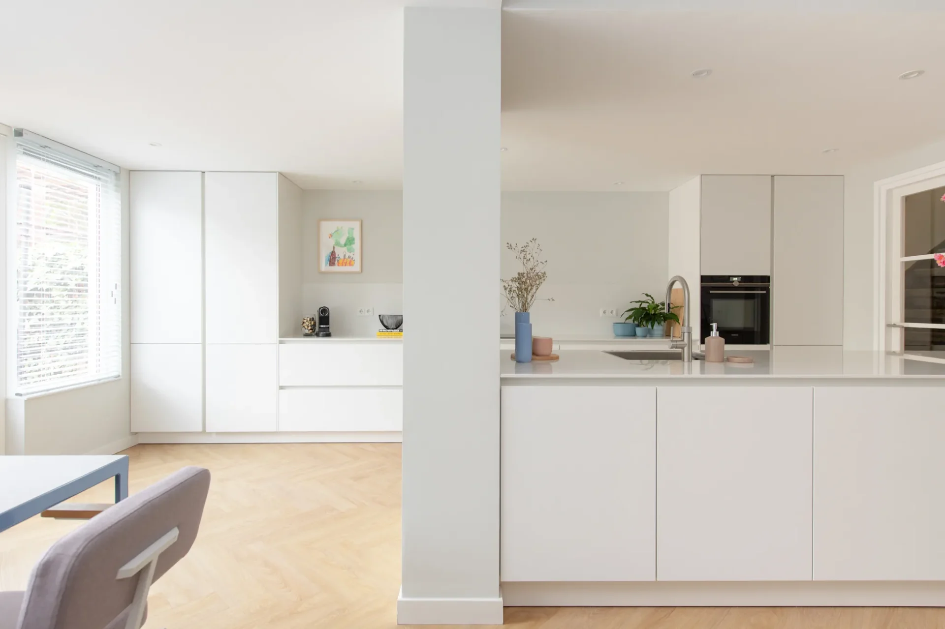 Lichte slaapkamer onder schuin dak