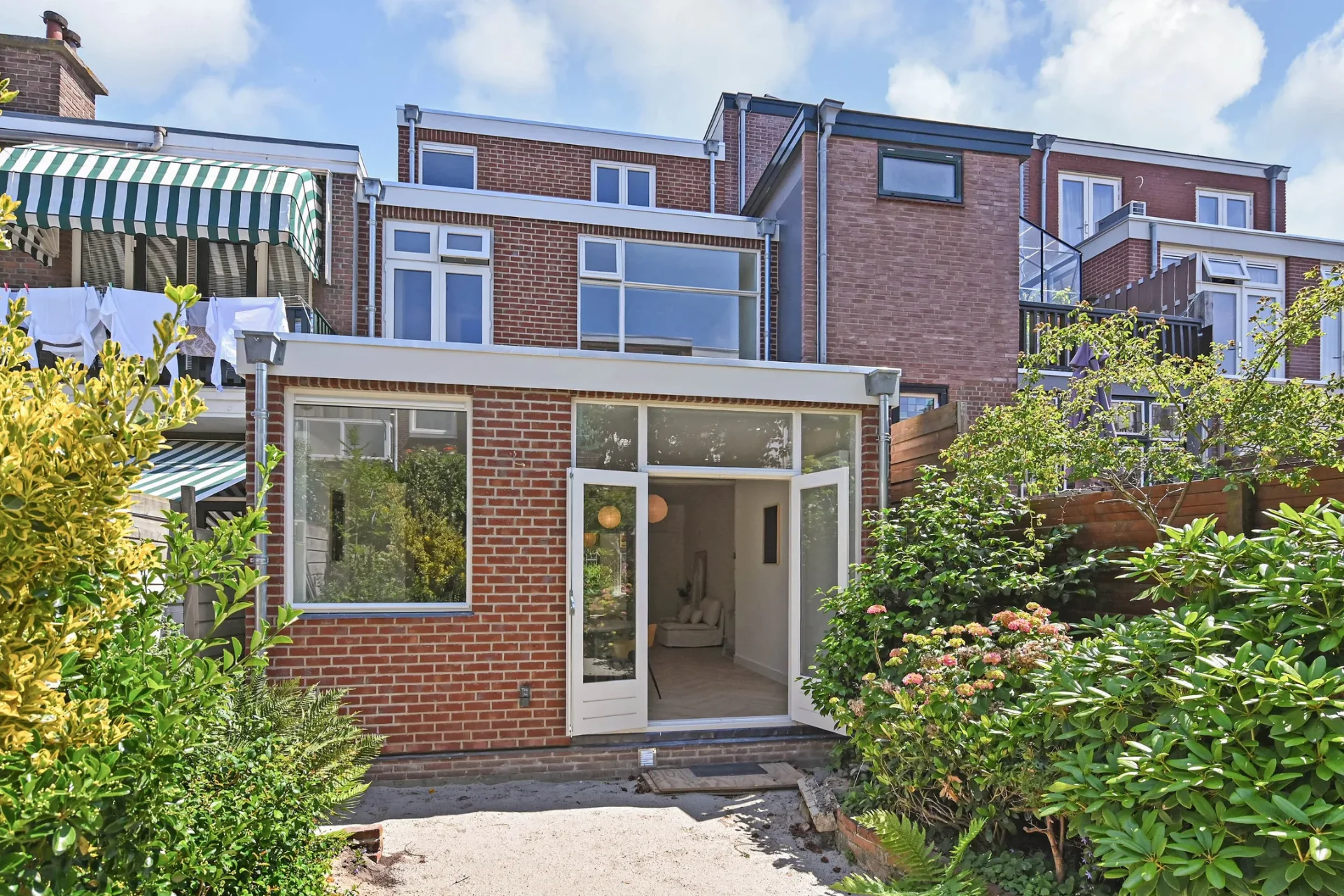 Klassieke uitbouw met grote pui